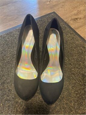Women's Black Suede Classic Round-Toe Pumps